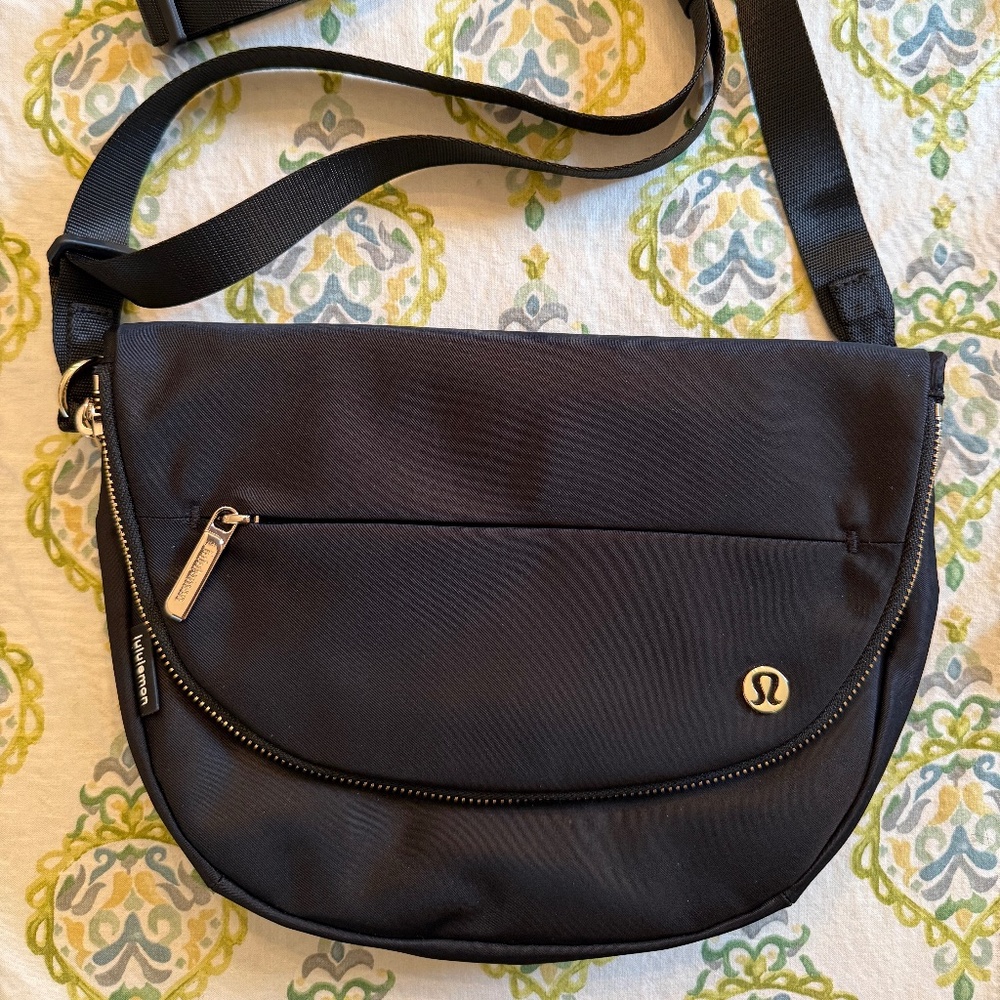 **NWOT** Lululemon All Night Festival Bag 5L (Black/Gold)